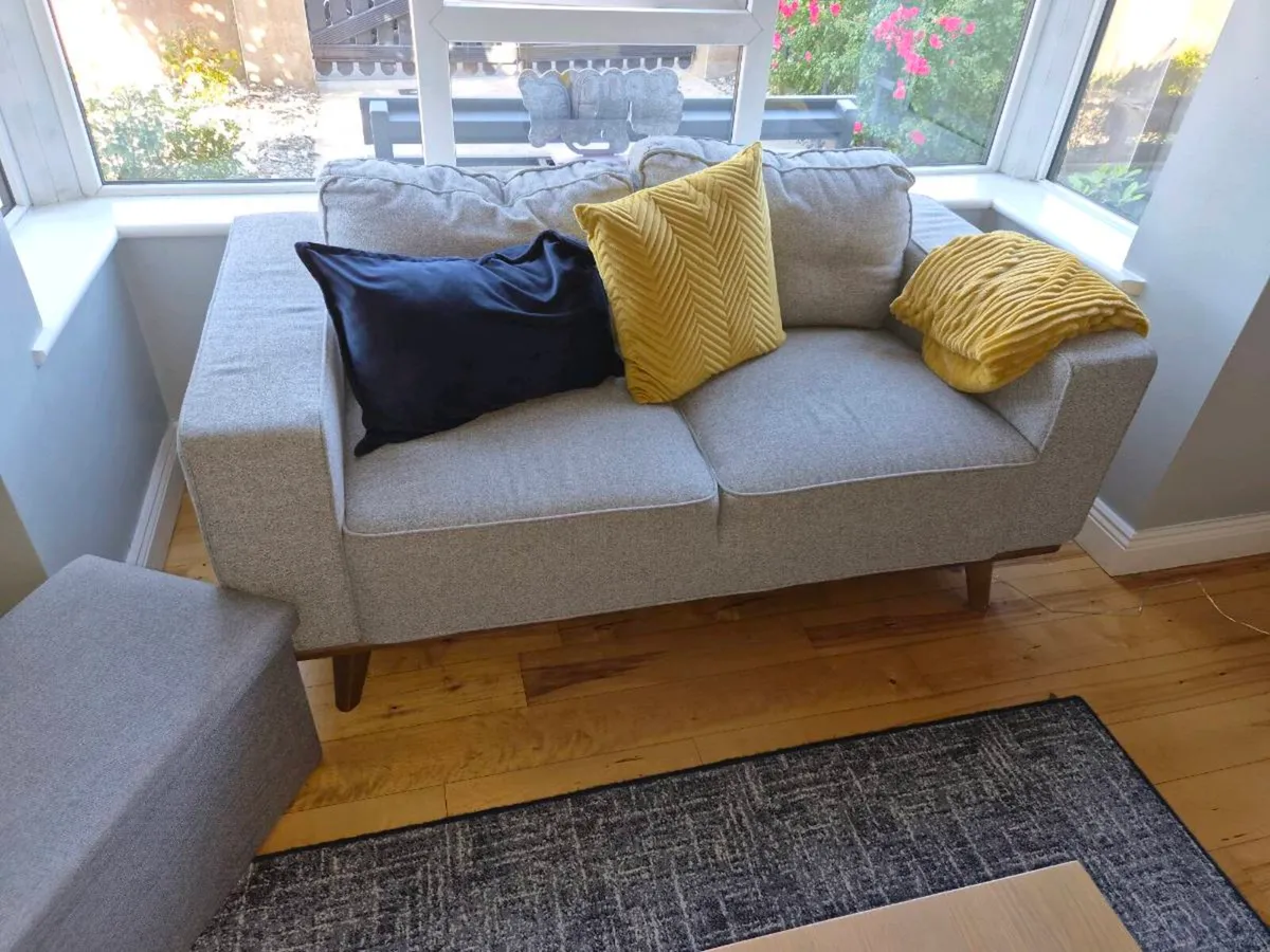 Suite of furniture - Image 1