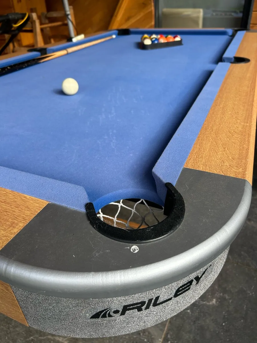 Pool table - Image 1