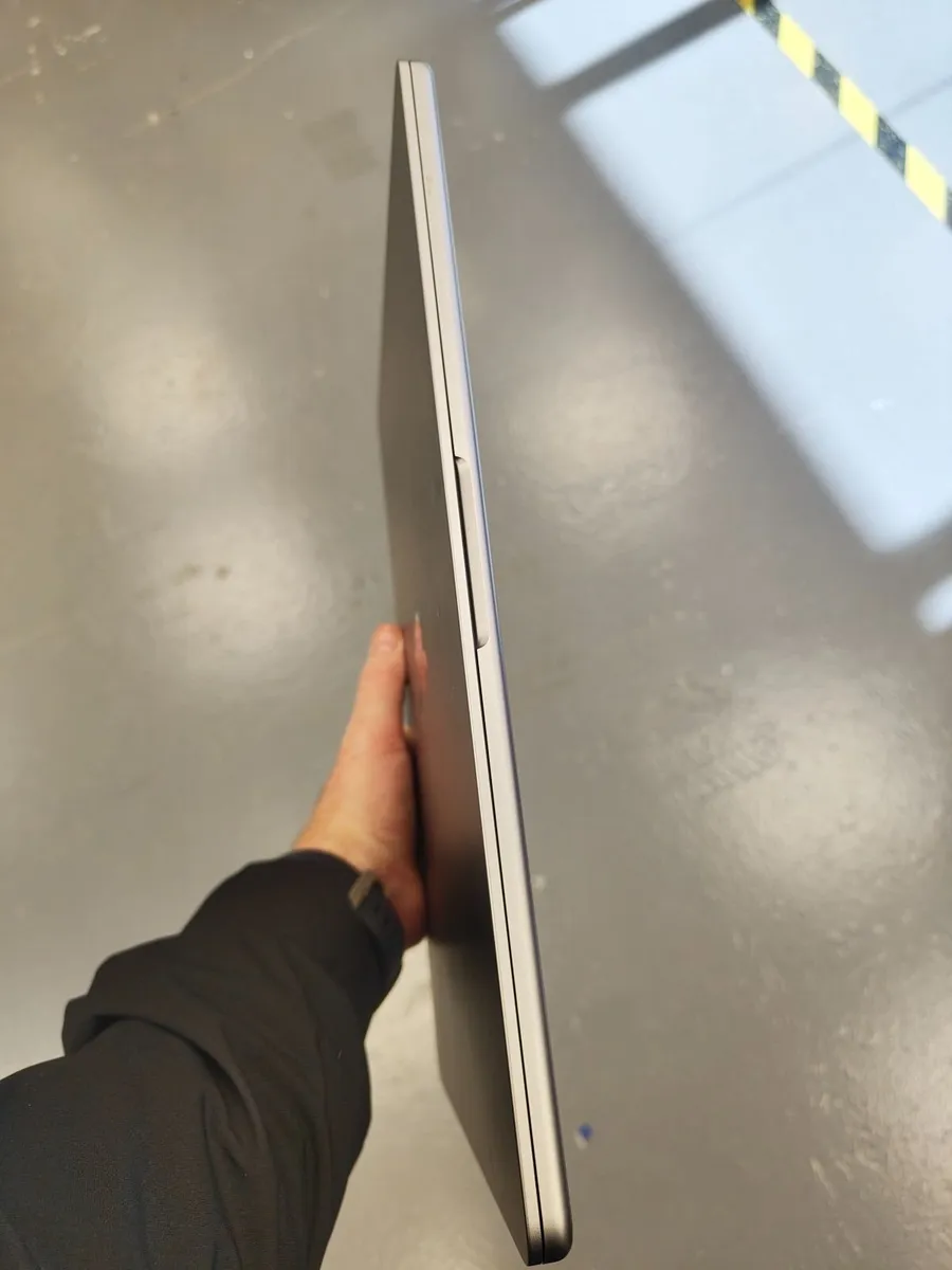 Apple MacBook Air  M3 15inch 2024 - Image 4