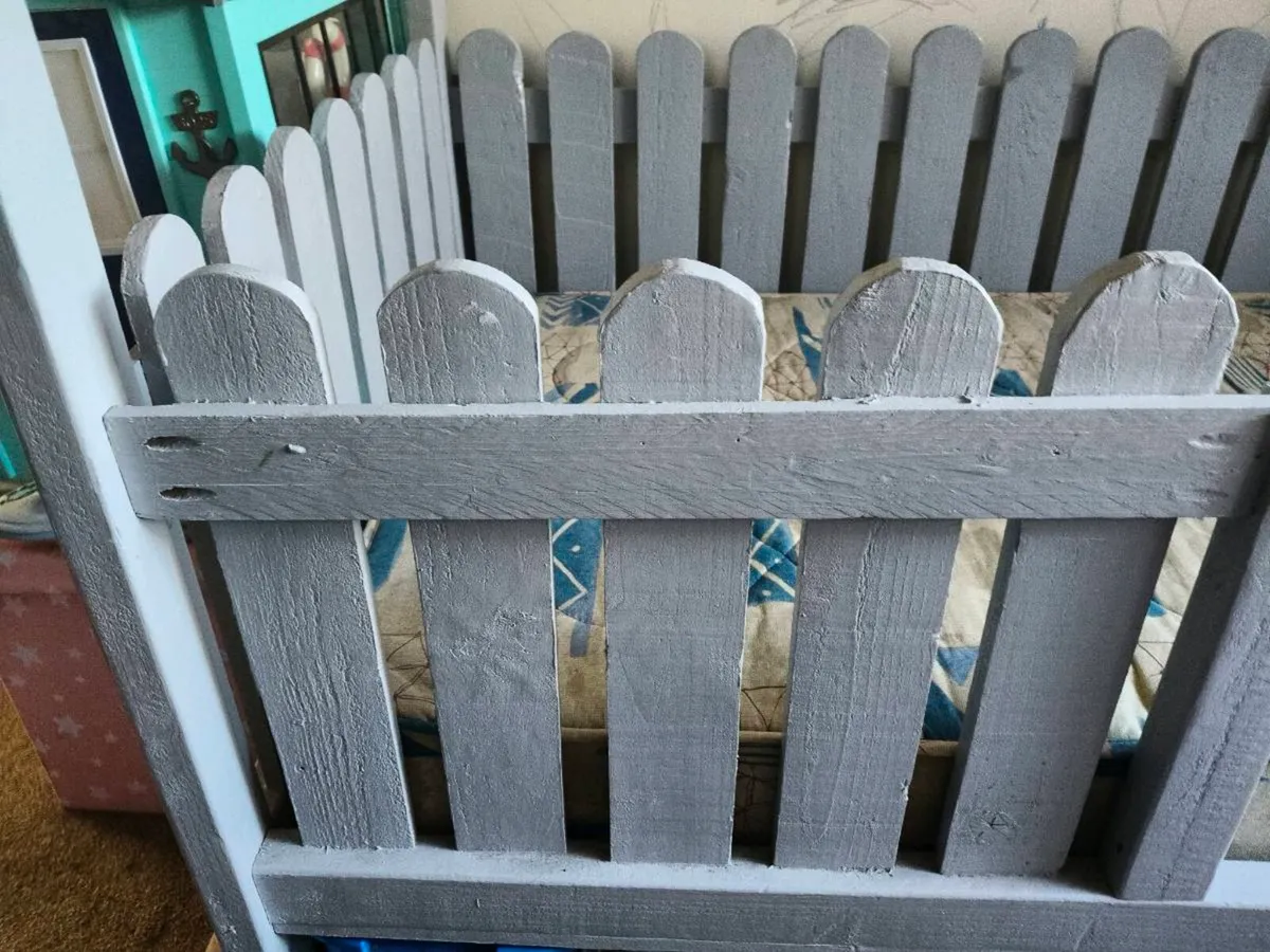 Kids house bed - Image 3