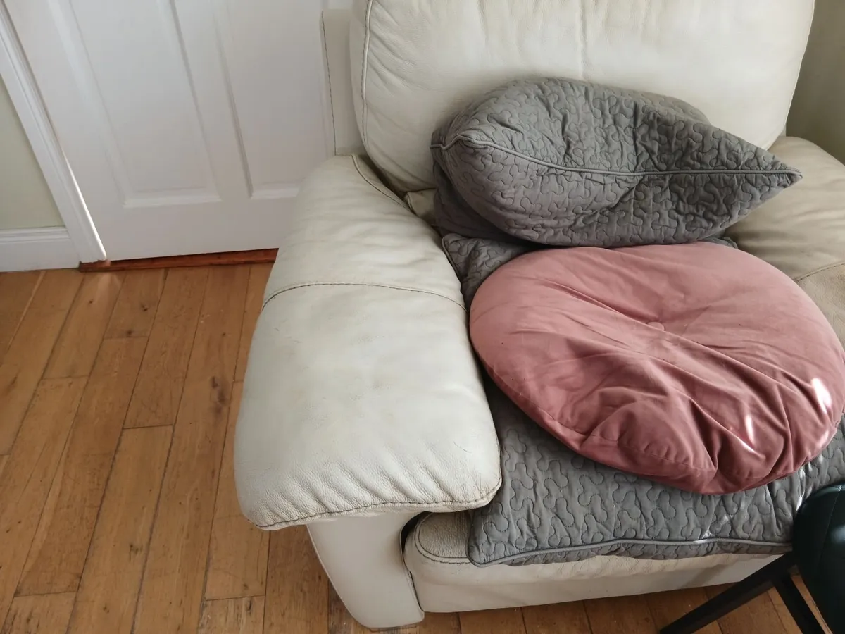 Single beds, couch, armchair - Image 2