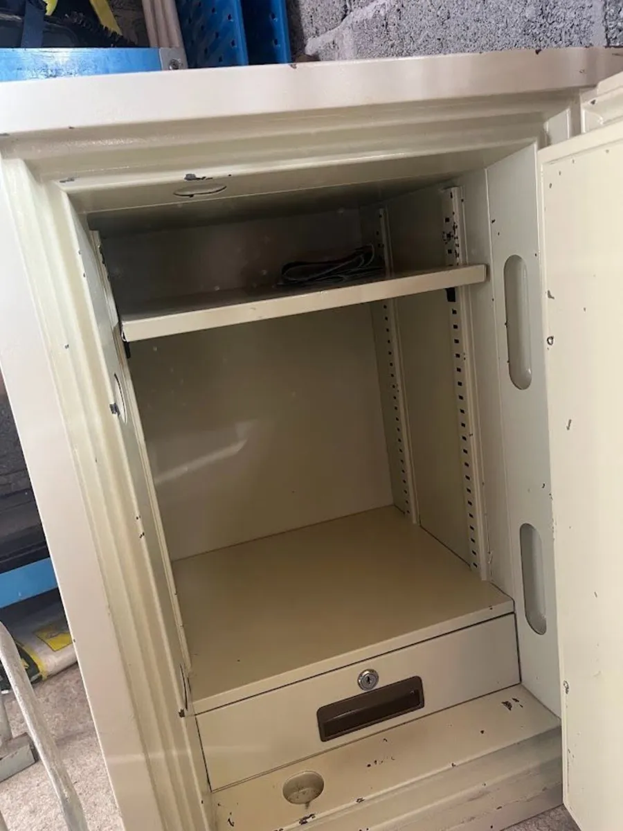 Safe - Image 3