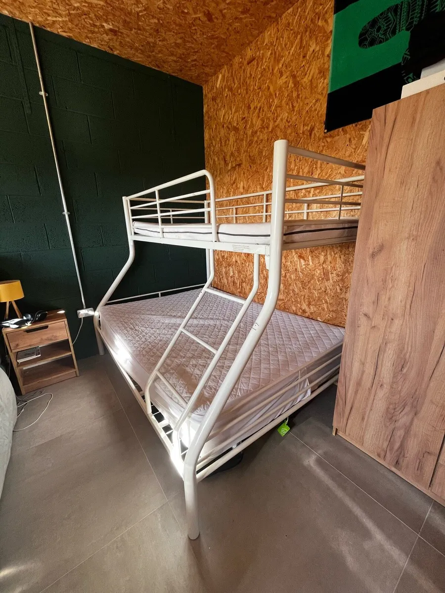 Triple sleeper bunk bed - Image 1