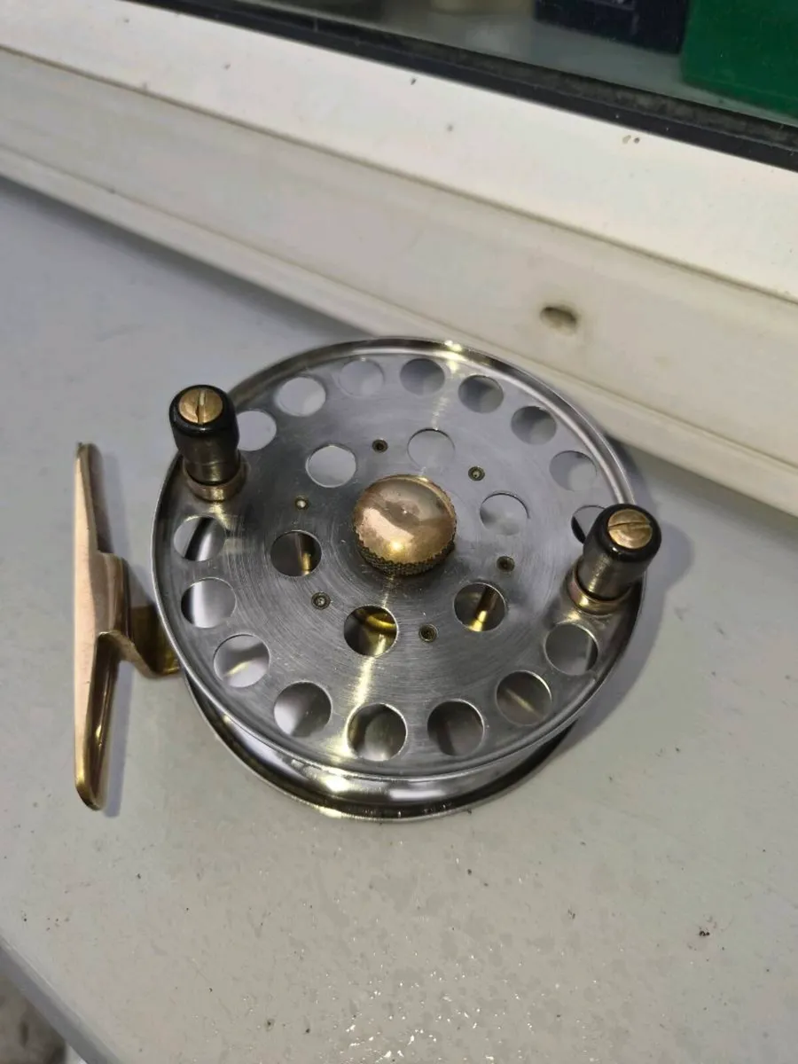 Old brass  croam  fishing real - Image 1