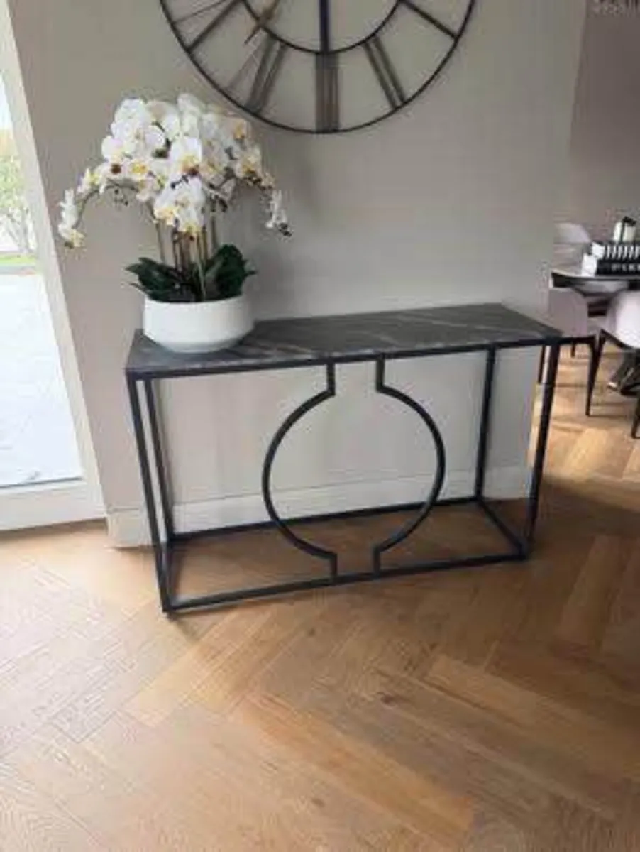 STUNNING CONTEMPORARY CONSOLE TABLE & ARTIF PLANT - Image 4