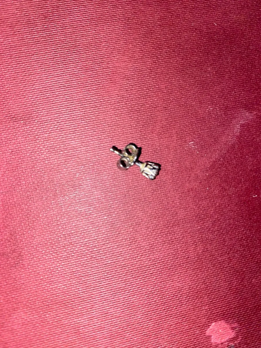 Certified Diamond Stud Earrings (0.17ct each / 0.3 - Image 4