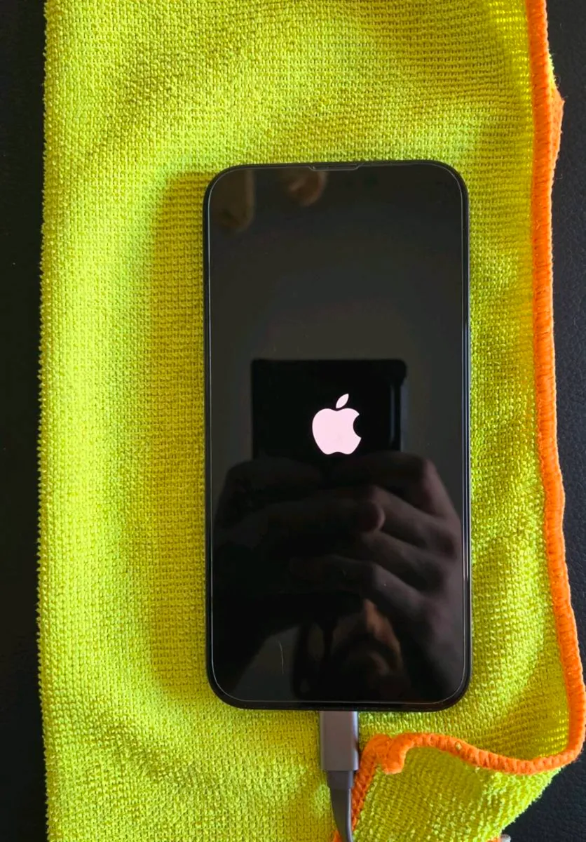 iPhone 16e - Image 1