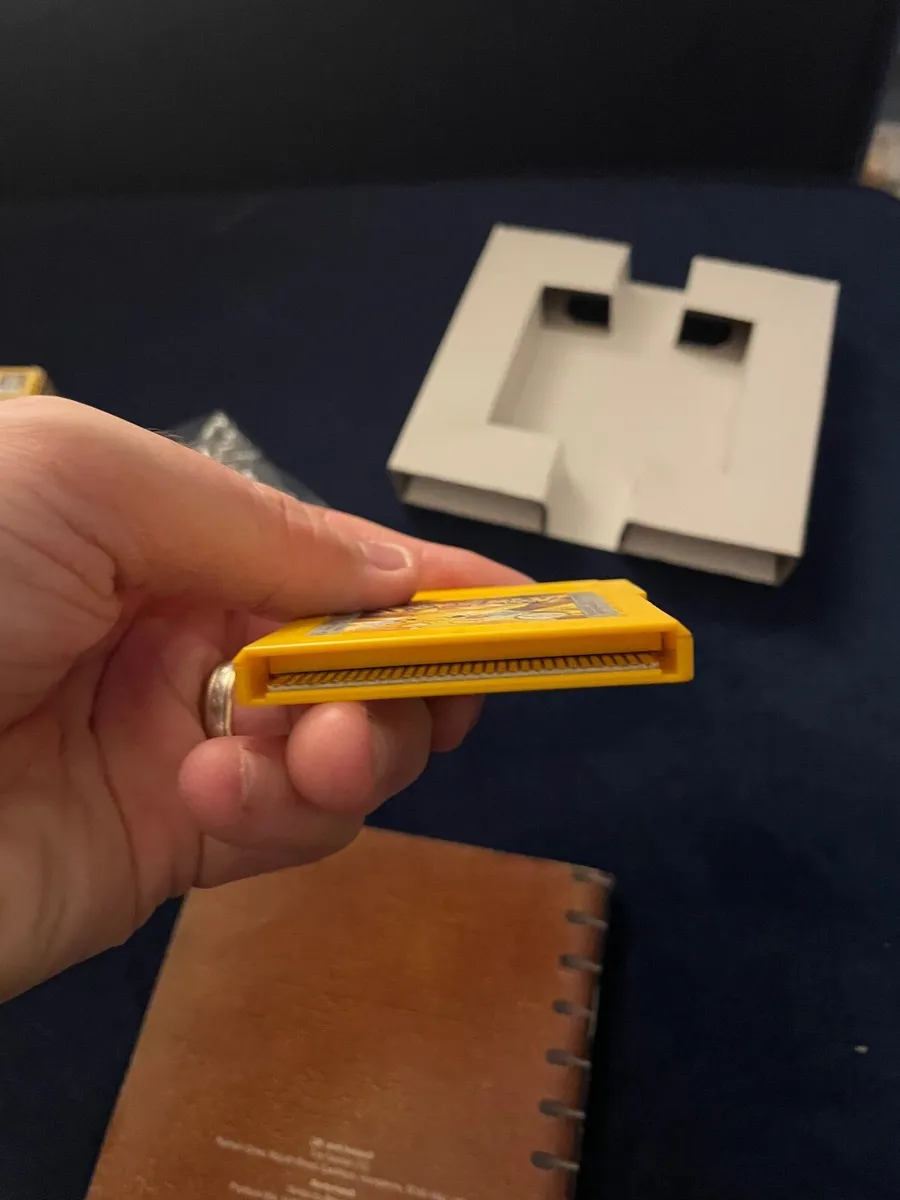 Pokémon Yellow: Special Pikachu Edition CIB - Image 3