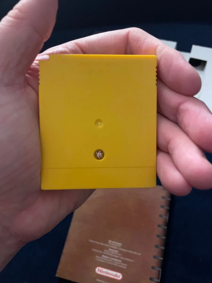 Pokémon Yellow: Special Pikachu Edition CIB - Image 4
