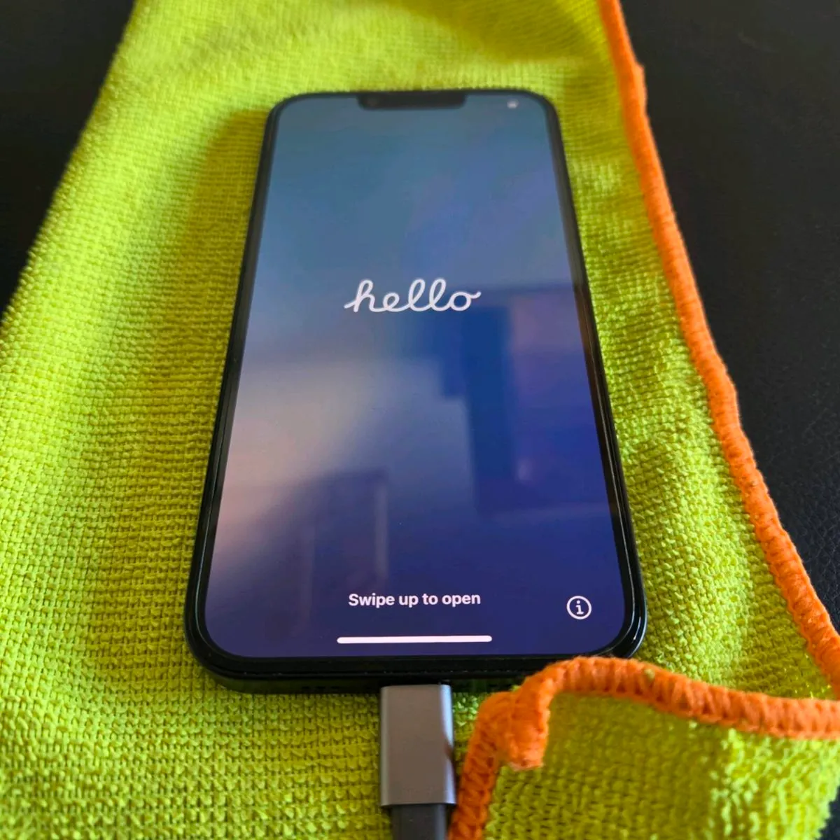 iPhone 16e - Image 2