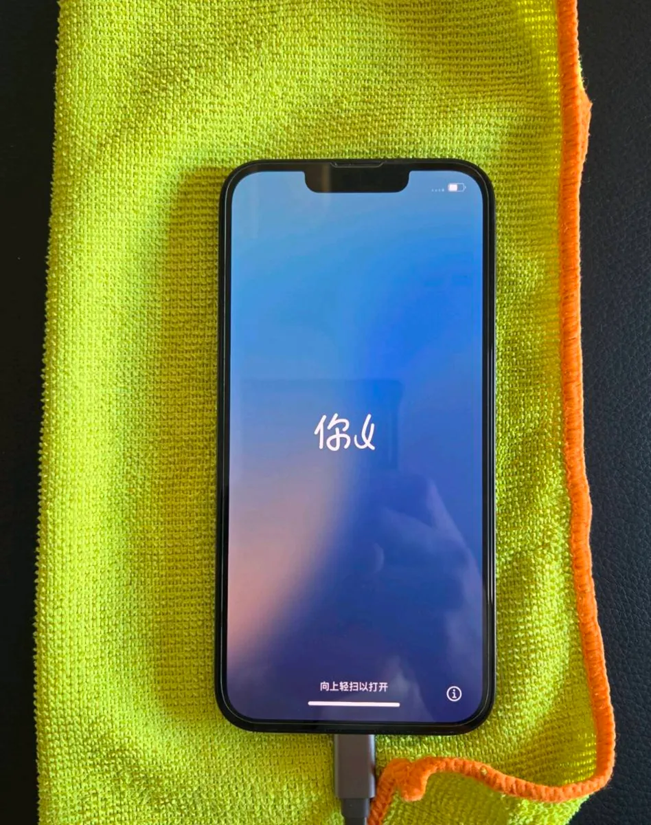 iPhone 16e - Image 3