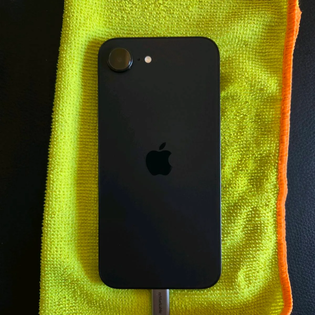 iPhone 16e - Image 4