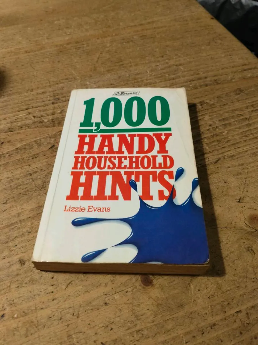 vintage 1980s paperback copy of 1000 Handy Househo - Image 1