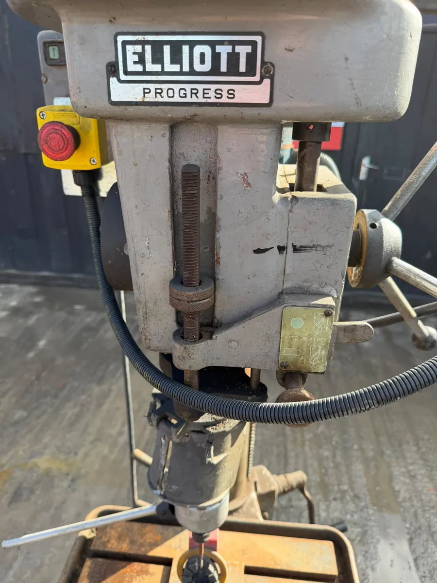 Heavy-duty floor-standing pillar drill - Image 2