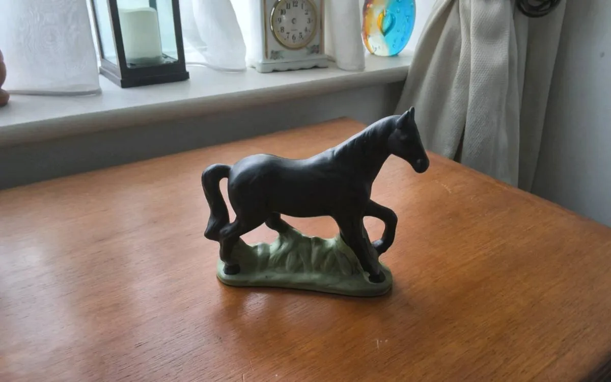 Lovely small oriment of a horse - Image 1