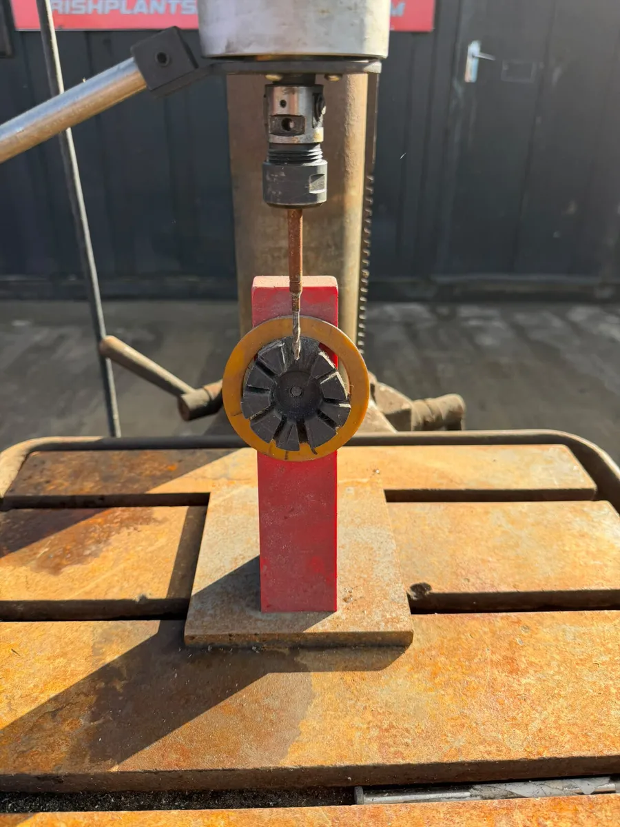 Heavy-duty floor-standing pillar drill - Image 3