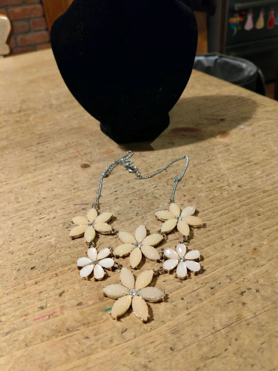 vintage floral piece necklace featuring white, pet - Image 2