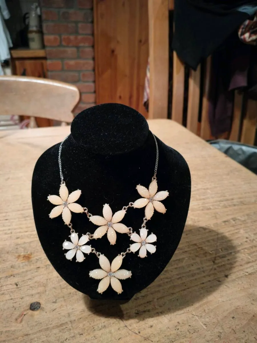 vintage floral piece necklace featuring white, pet - Image 3