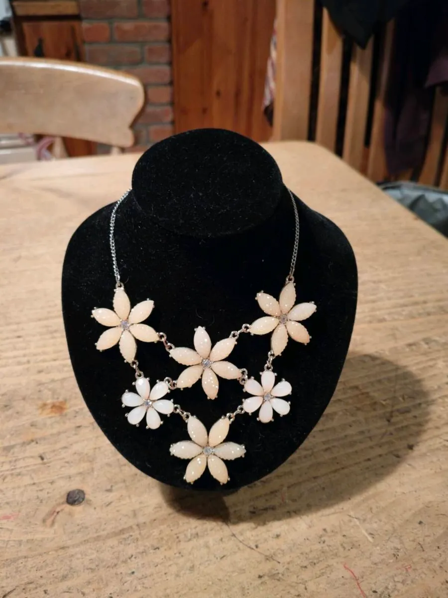 vintage floral piece necklace featuring white, pet - Image 1