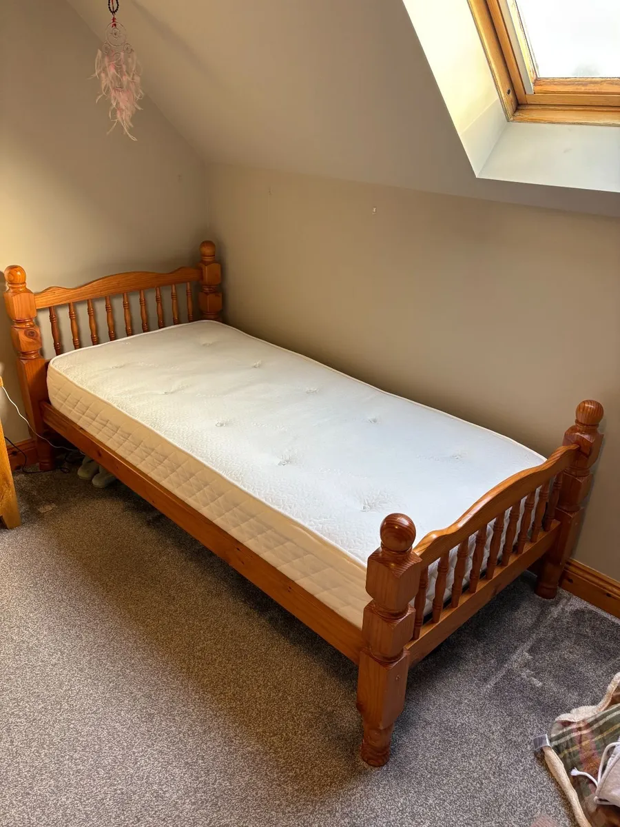 Single bed with mattress - Image 1