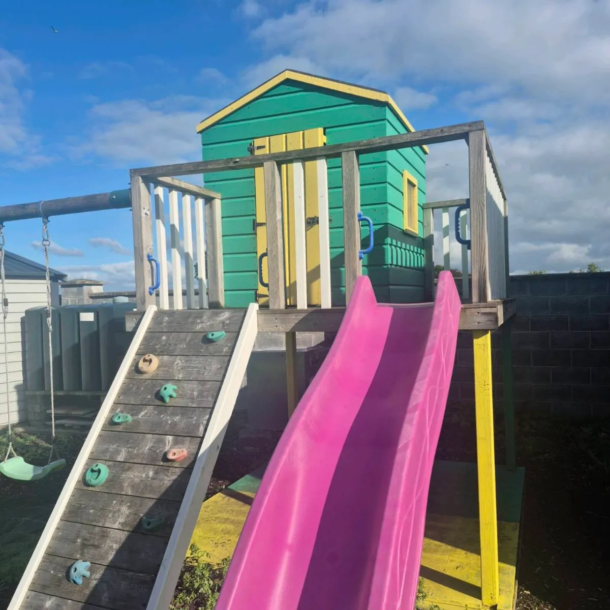 Tree house, swing and slide - Image 2