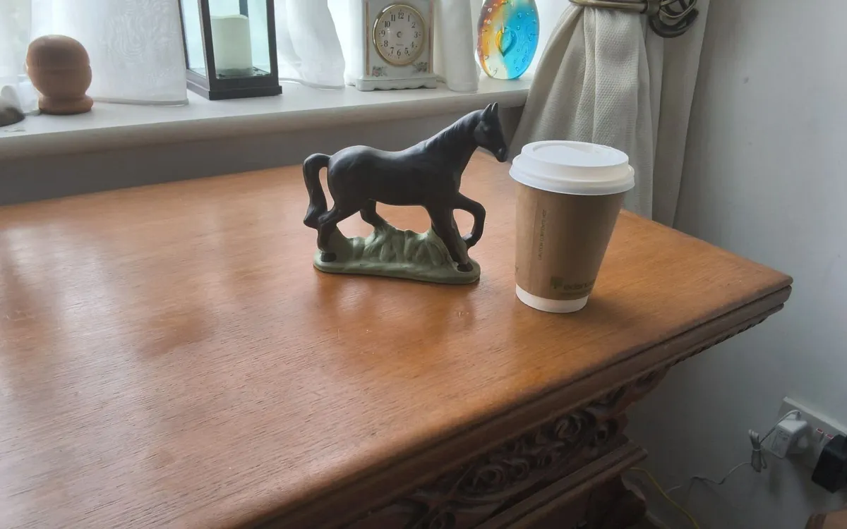 Small oriment black horse on plaque perfect condit - Image 1