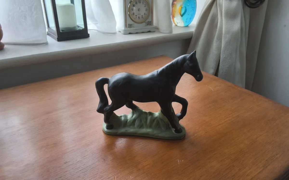 Small oriment black horse on plaque perfect condit - Image 2