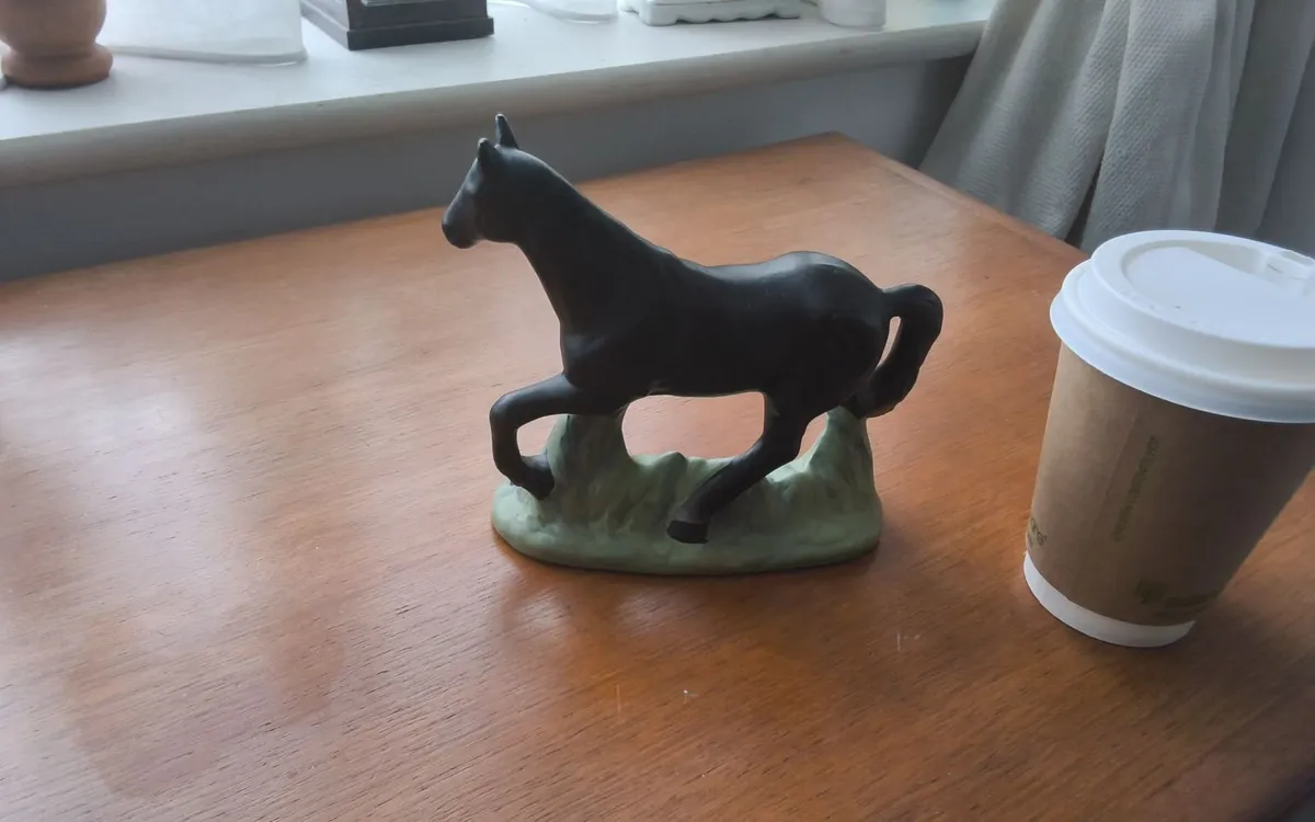 Small oriment black horse on plaque perfect condit - Image 3