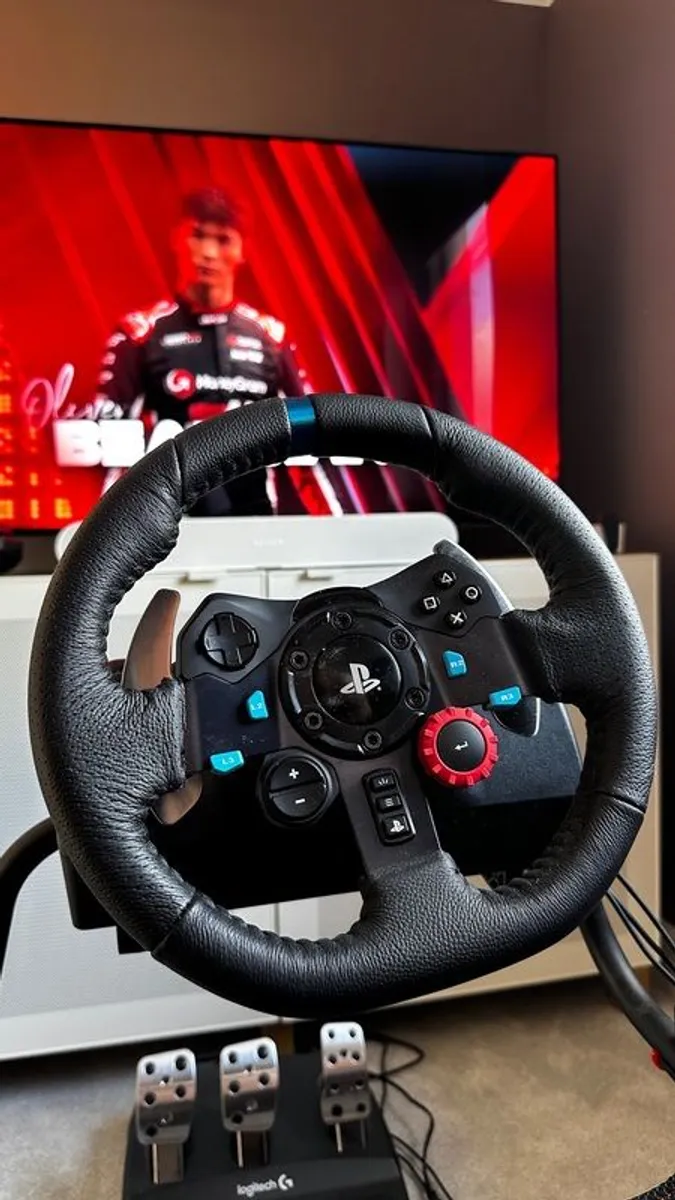 Logitech G29 Driving Force Racing Wheel for PlayStation and PC + Playseat Challenge - Image 1