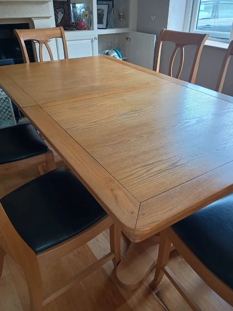 Table and 6 chairs - Image 1