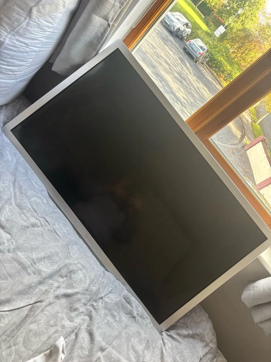 40’ Philips tv with ambilight - Image 1