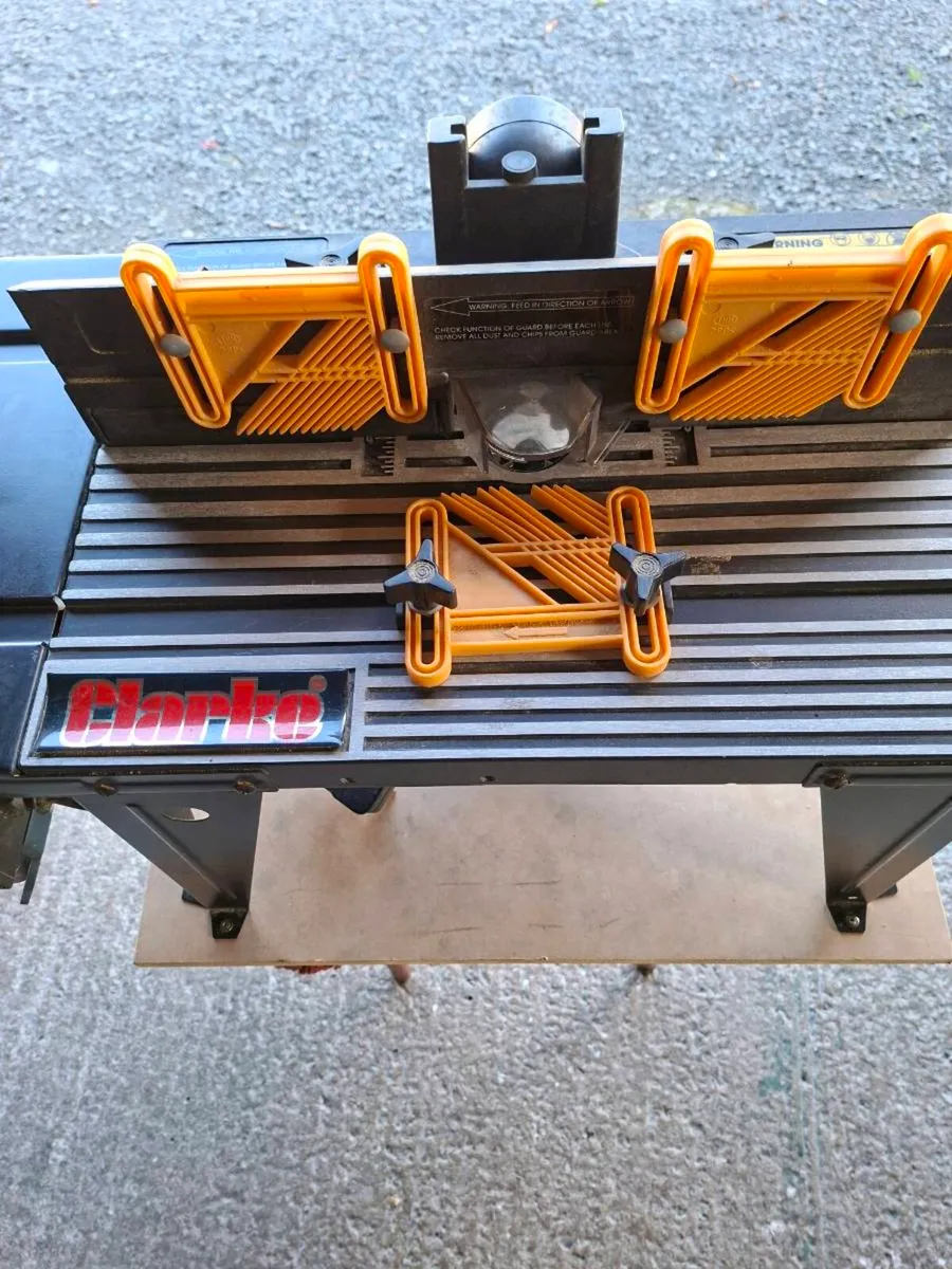 Benchtop router table with bosh router - Image 1