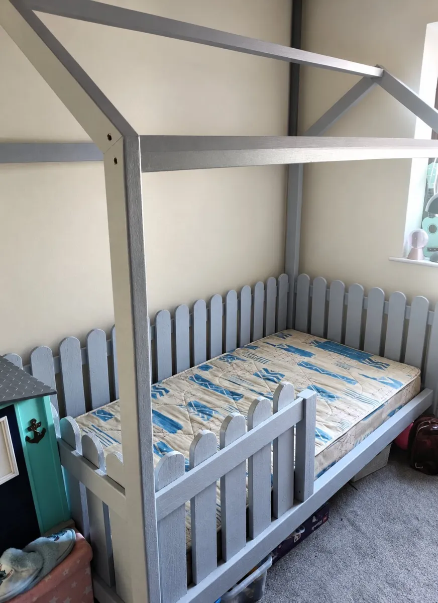 Kids house bed - Image 2