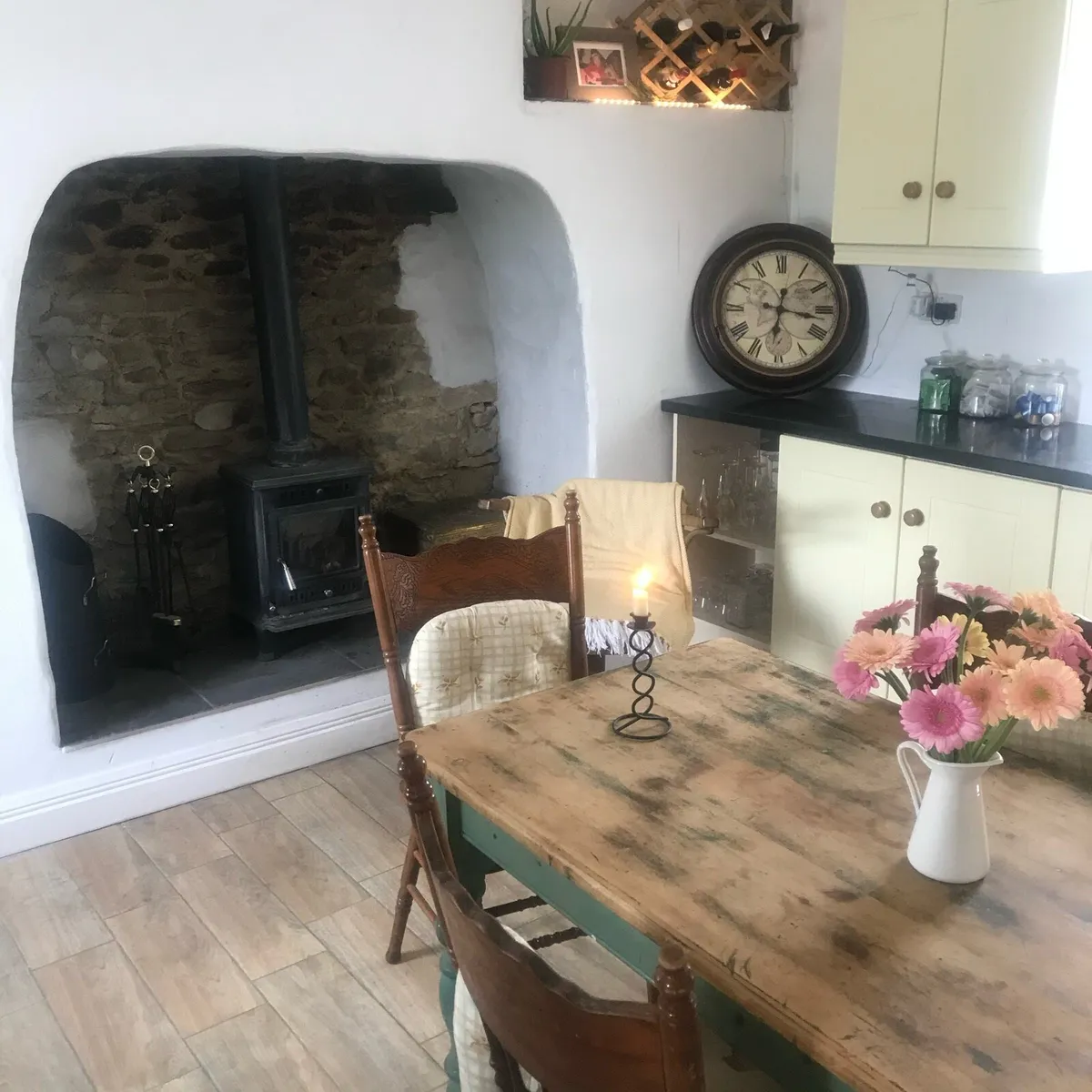 Kitchen table and chairs - Image 1