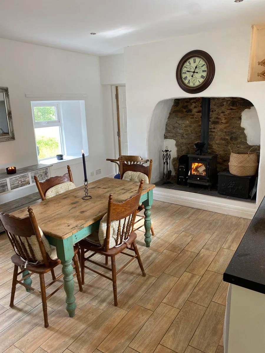 Kitchen table and chairs - Image 2
