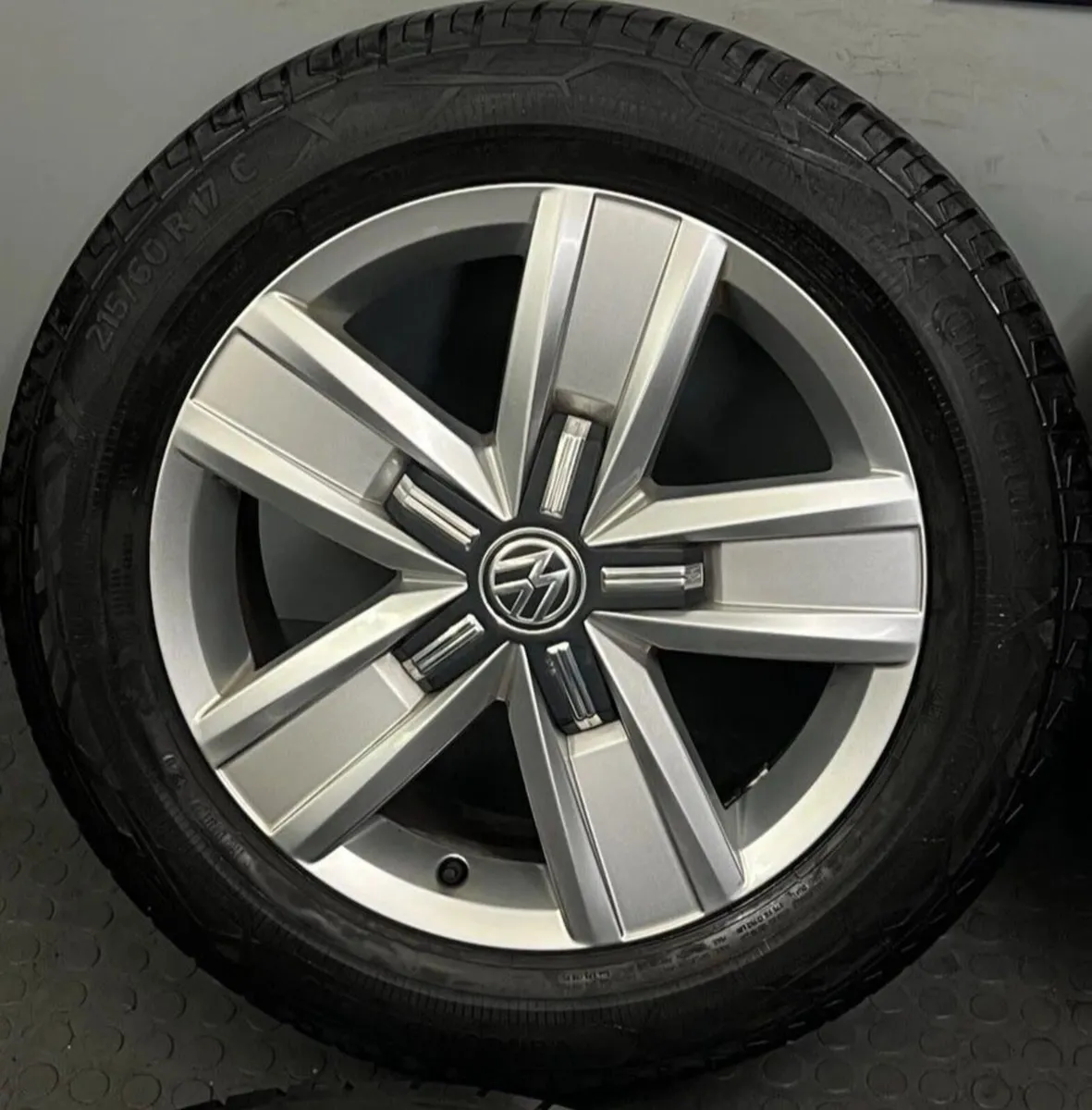 VW T6.1,T6,T5 Caravelle Genuine 17" Alloys - Image 1