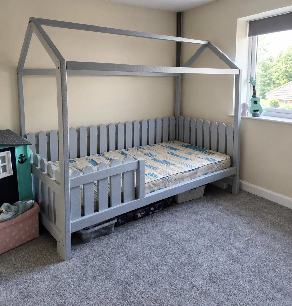 Kids house bed - Image 1