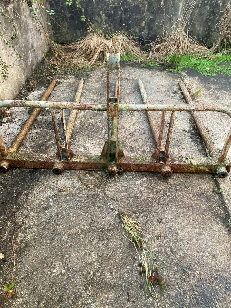 Old farm machinery - Image 2