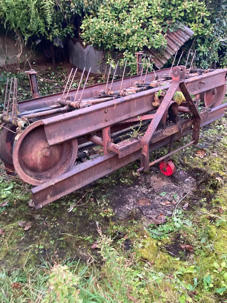 Old farm machinery - Image 3