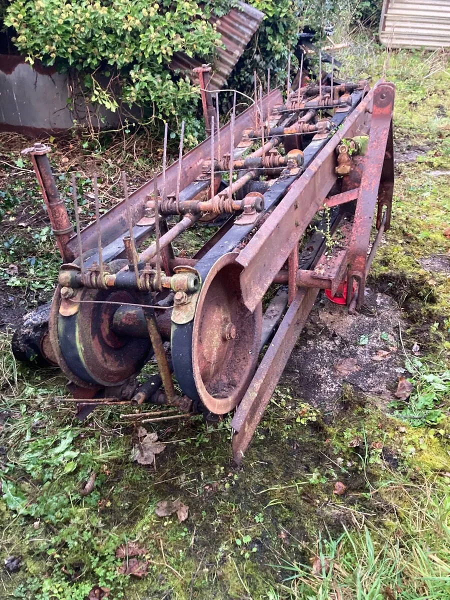 Old farm machinery - Image 4