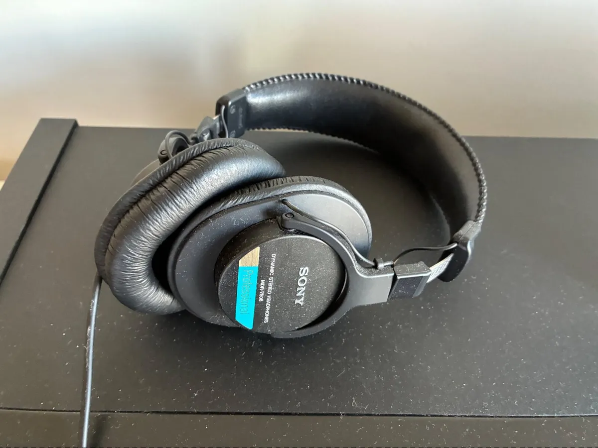 Roland RP102 Digital Piano + Sony MDR-7506 Headpho - Image 4
