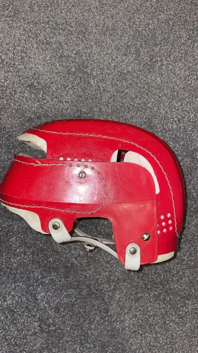 Oldstyle hurling helmet - Image 3