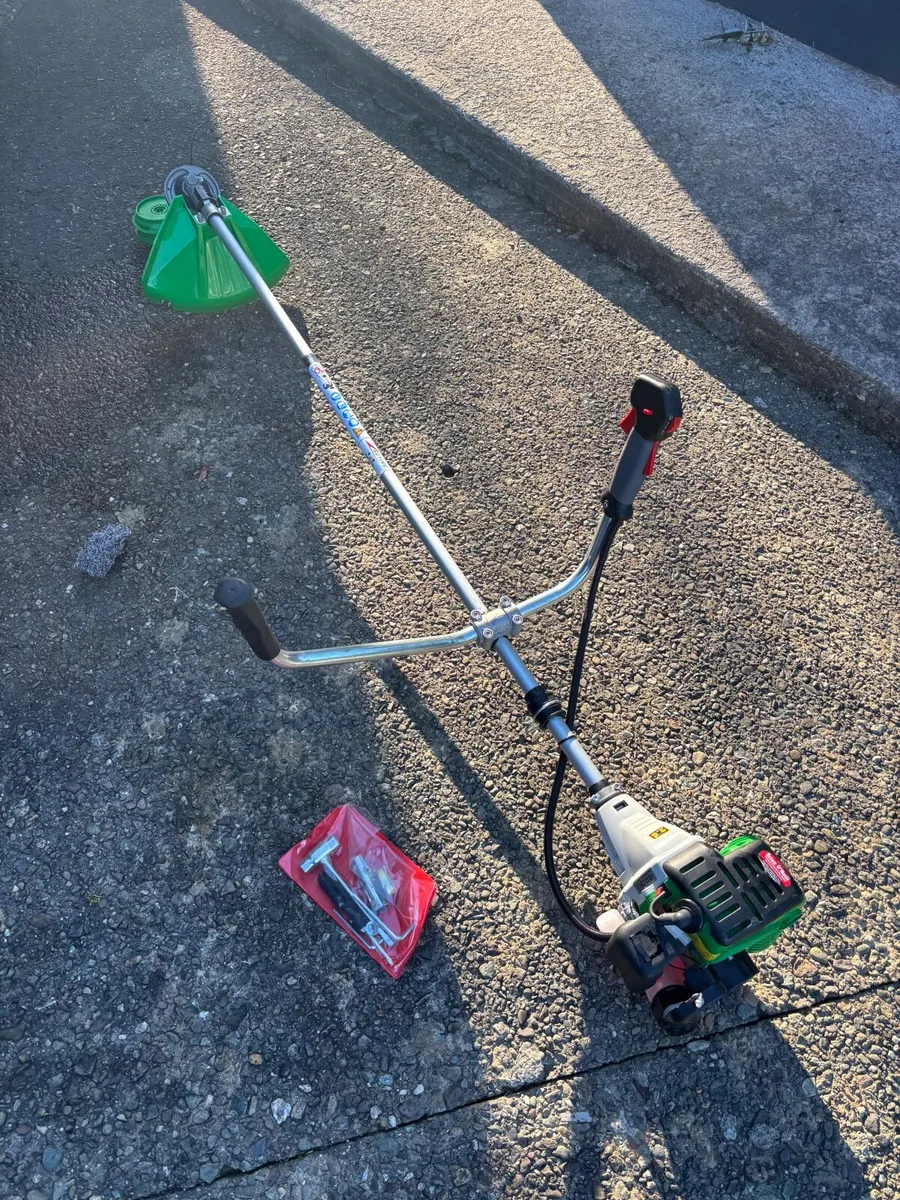 Petrol brush cutter strimmer - Image 1
