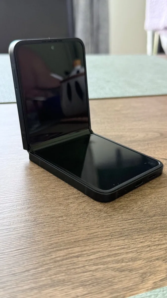 Samsung Galaxy Z Flip 7 FE - Image 2