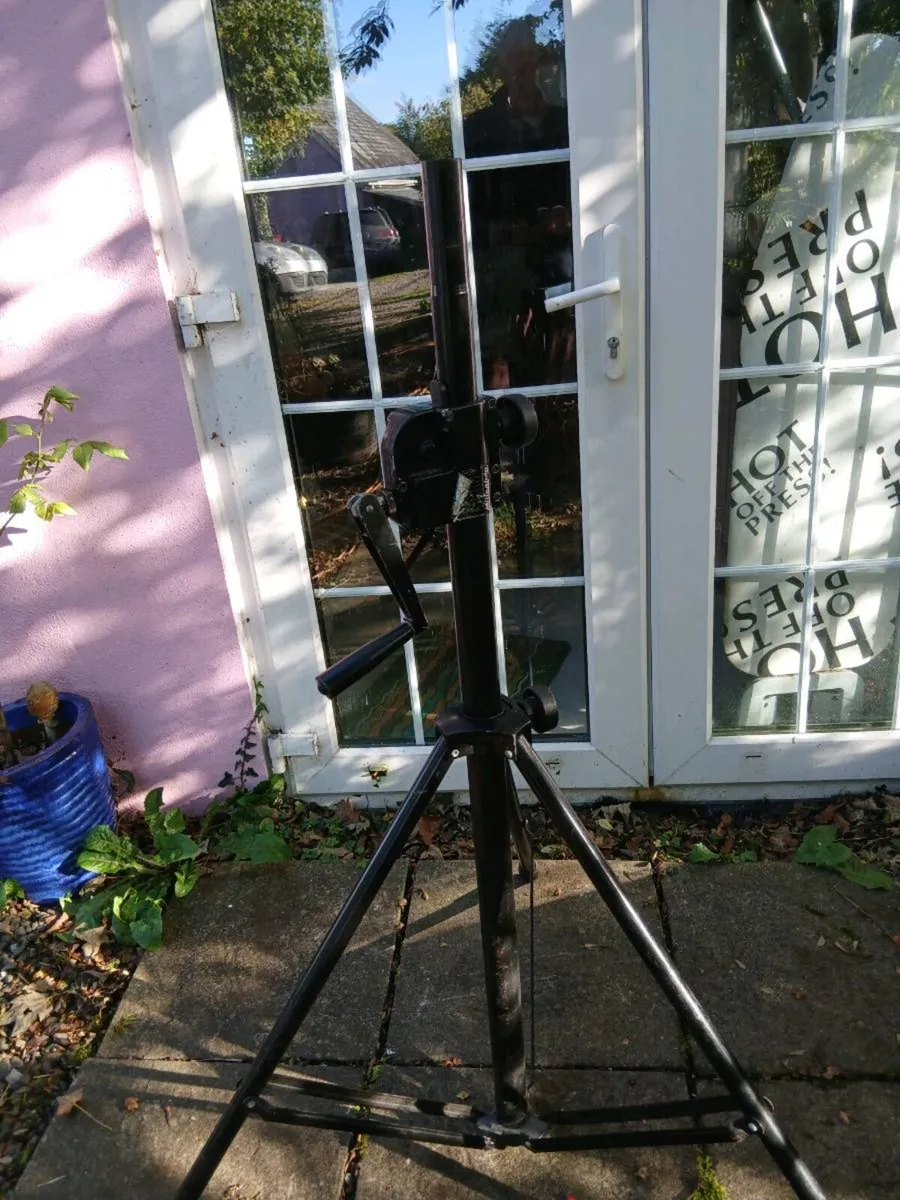 Single wind up speaker stands - Image 1