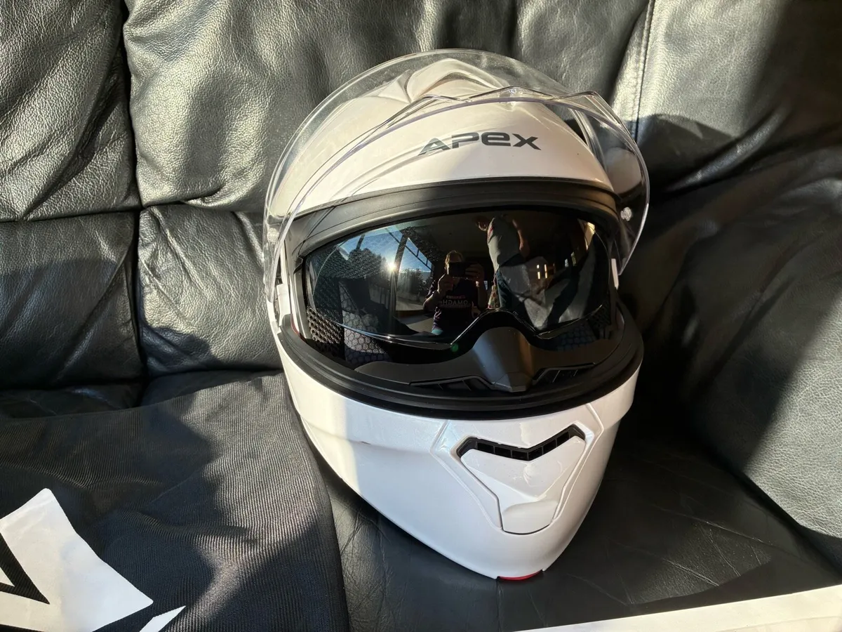 Motorbike helmet - Image 3