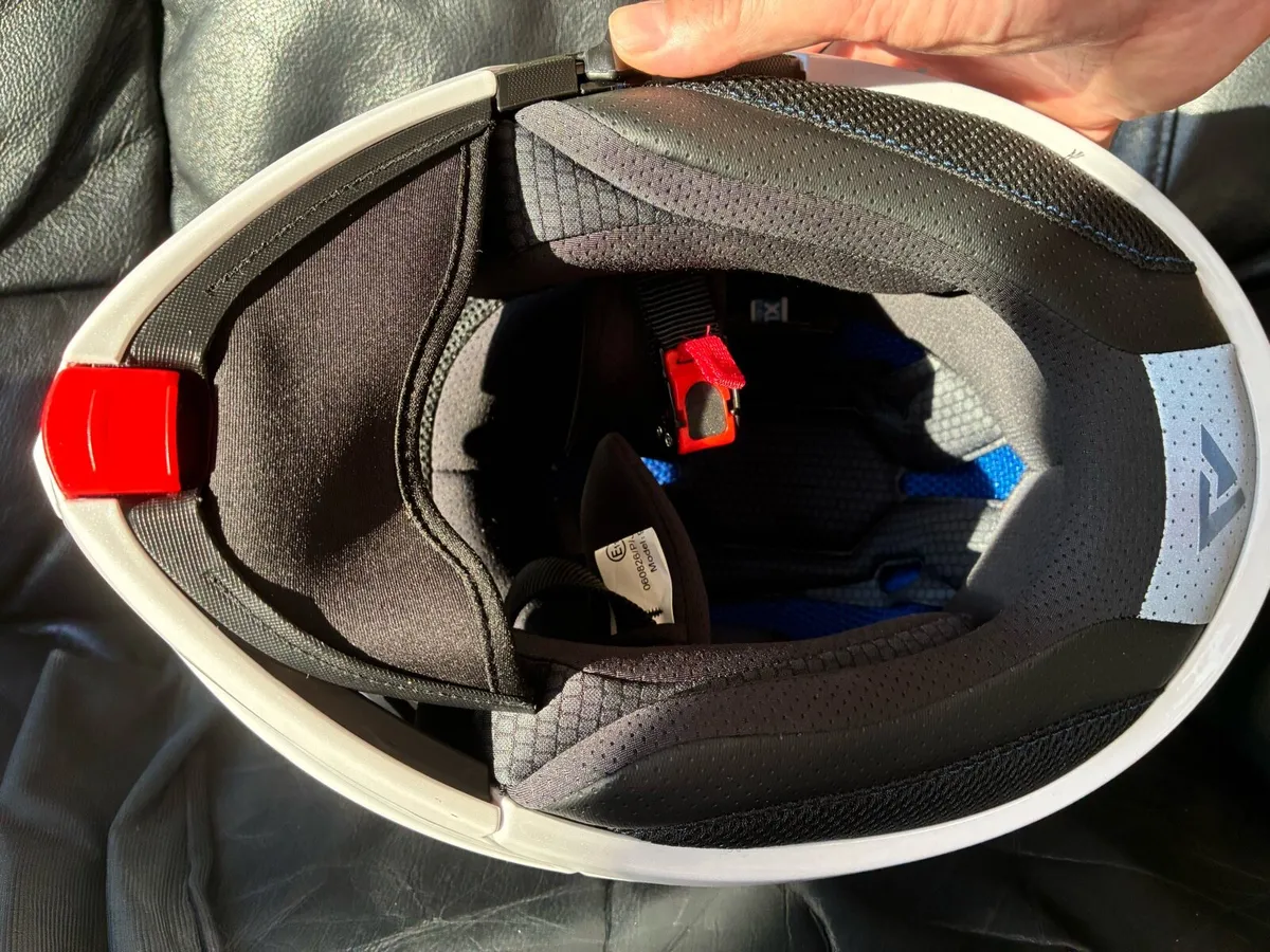 Motorbike helmet - Image 4