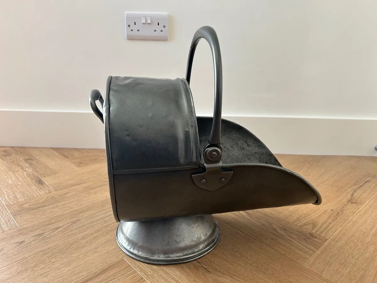 Vintage coal scuttle/log holder - Image 1
