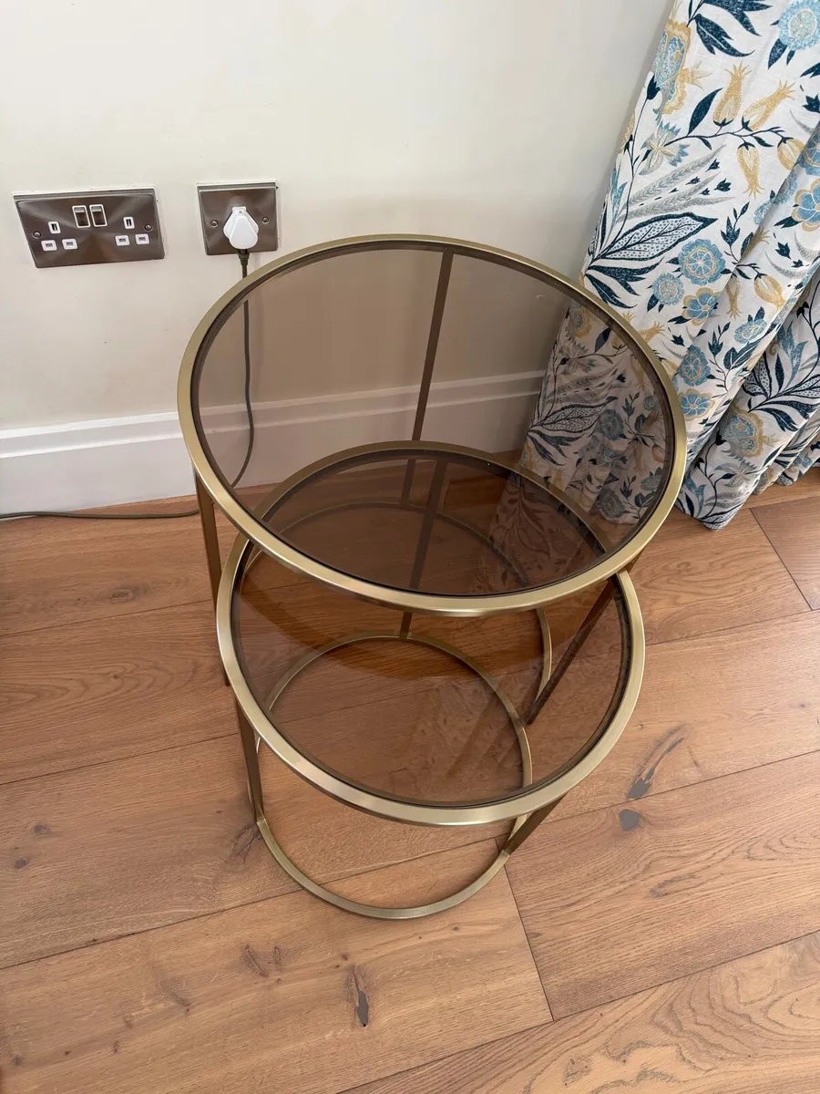 Champagne glass nest of tables - Image 1