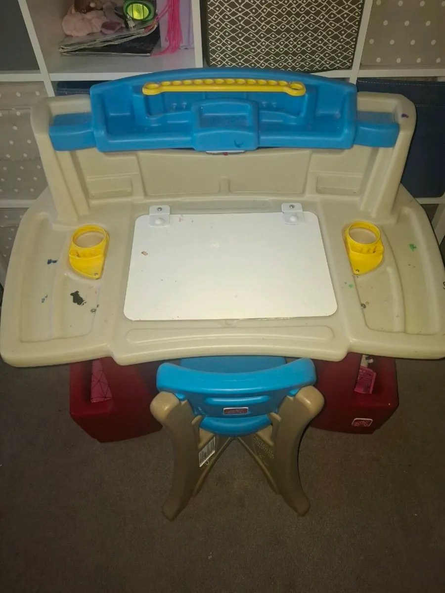 Crayola Desk and chair - Image 1
